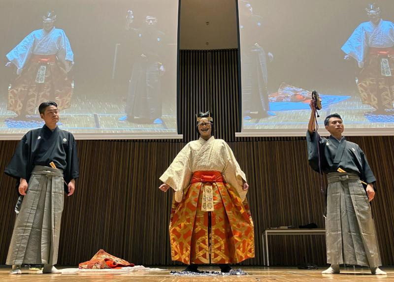 Un momento della performance “Forme e coreografie nel Teatro Nō” all'Università degli Studi di Milano.