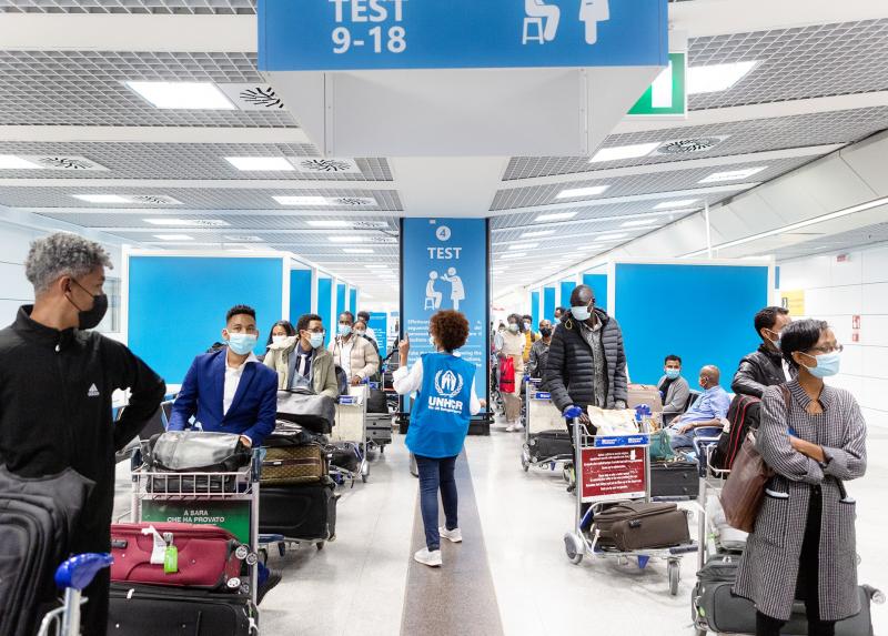 L'arrivo degli studenti rifugiati dall'Etiopia all'aeroporto di Fiumicino - Credits ©UNHCR/Alessandro Penso