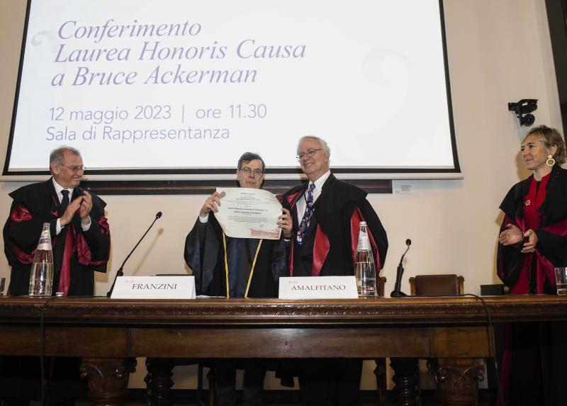 Il conferimento della laurea honoris causa da parte del rettore Elio Franzini al al professor Bruce Ackerman - Credit Marco Riva