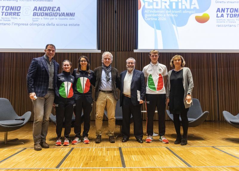 Gli atleti olimpici Vladimir Aceti, Alessia Berra e Martina Rabbolini con Antonio La Torre, Andrea Buongiovanni e Antonio Rossi nell'Aula Magna della Statale - Foto Marco Riva