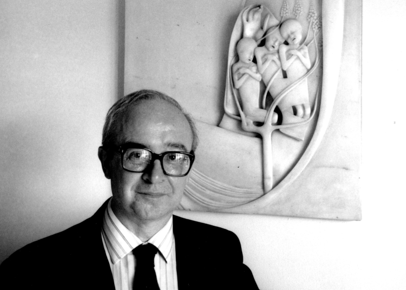 Vanni Scheiwiller con scultura di Adolfo Wildt dall'archivio Scheiwiller del Centro Apice