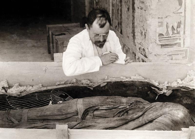 Victor Loret con mummia