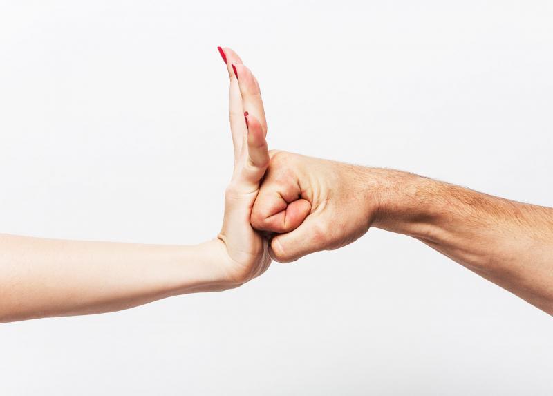 Mano femminile con pugno