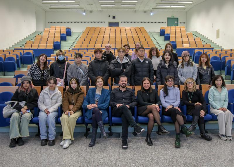 Studenti e studentesse cinesi al Welcome Day 2024 insieme allo staff dello Slam, del Cosp e ai docenti.