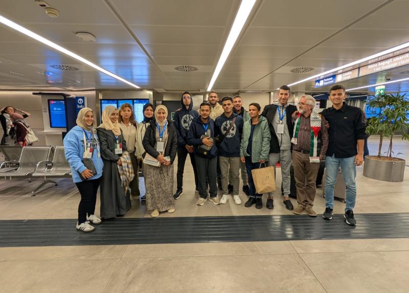 Il gruppo di studentesse e studenti arrivati a Linate - Foto Università Statale di Milano