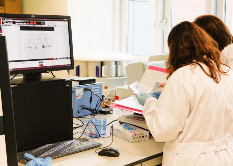 Ricercatrici al monitor 