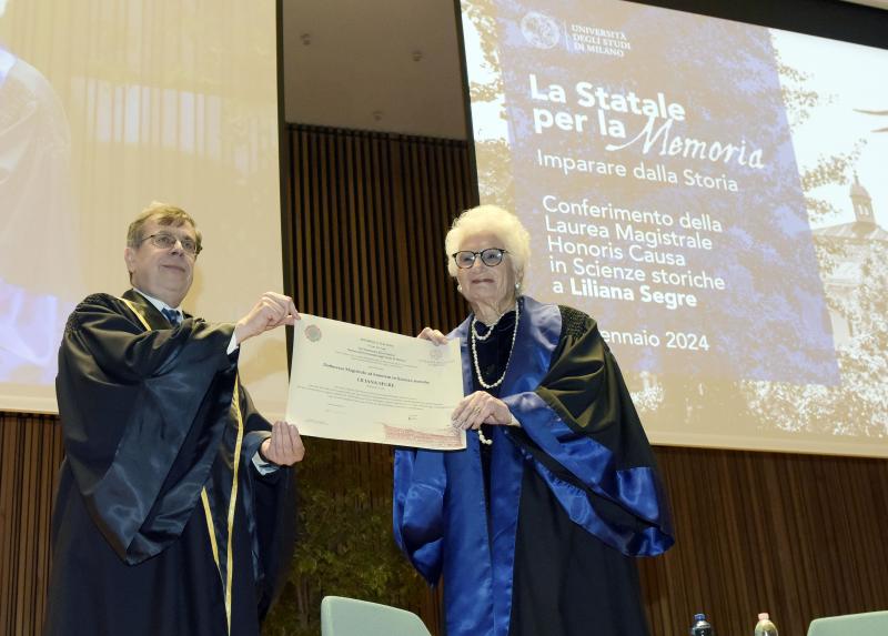 Il rettore Elio Franzini conferisce la laurea magistrale honoris causa in Scienze Storiche a Liliana Segre