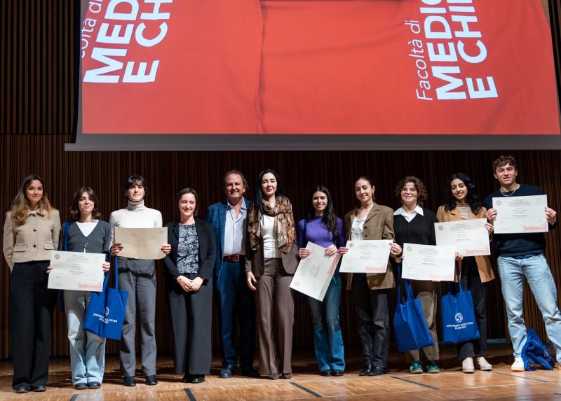 Un momento della consegna dei diplomi ai neolaureati e neolaureate dei corsi di laurea di Medicina e Chirurgia con la rettrice Marina Brambilla e il presidente Aldo Bruno Giannì.