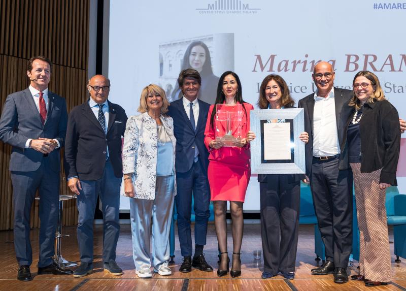 La consegna del riconoscimento alla rettrice Marina Brambilla