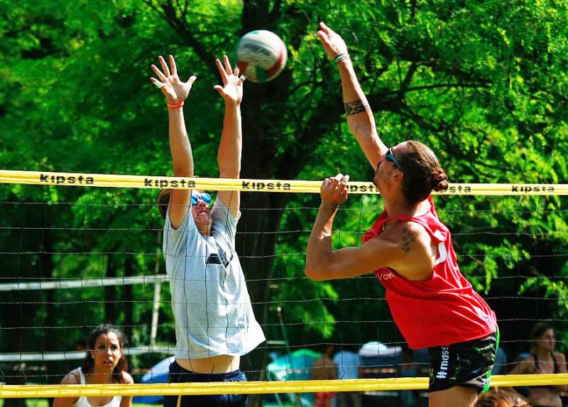 Sfida a volley nella scorsa edizione del torneo 