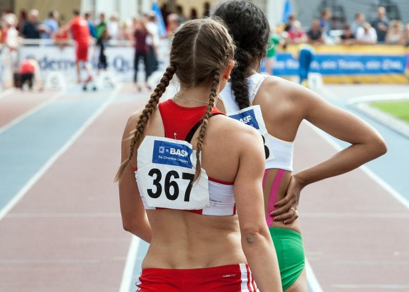 Giovani atlete sulla pista di atletica