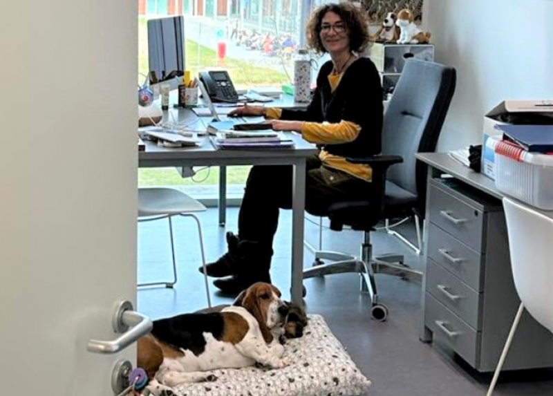 Una dipendente dell'Università degli Studi di Milano in ufficio insieme al suo cane