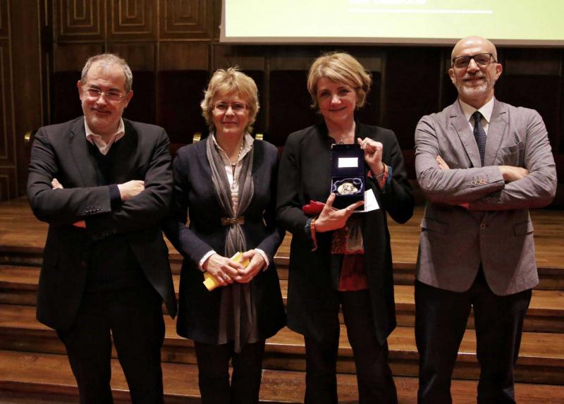 La consegna del premio a Cristina Cattaneo - Foto tratta dalla pagina Facebook del Premio Galileo