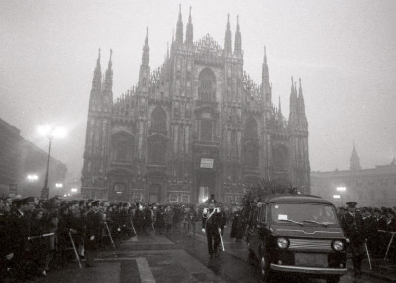 La storica immagine dei funerali per le vittime di piazza Fontana. Immagine dell'Archivio Publifoto di Intesa Sanpaolo