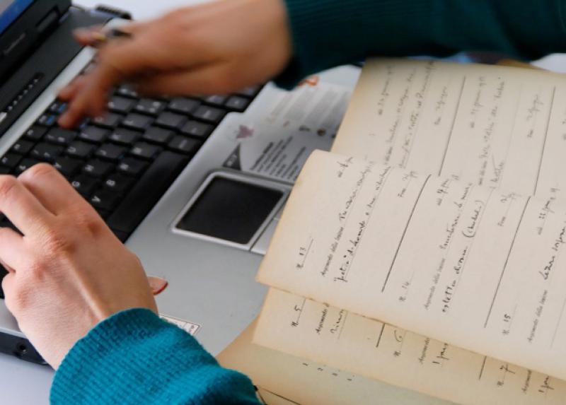 Uno studente della Statale al lavoro con il PC