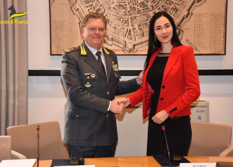 Il Comandante Regionale, Gen. D. Giuseppe Arbore, e la rettrice Marina Brambilla, in occasione della firma del Protocollo