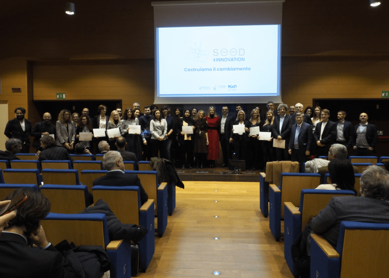Ricercatrici e ricercatori premiati con la prorettrice Maria Pia Abbracchio e  Roberto Tiezzi, dirigente Divisione Innovazione e Valorizzazione delle Conoscenze della Statale