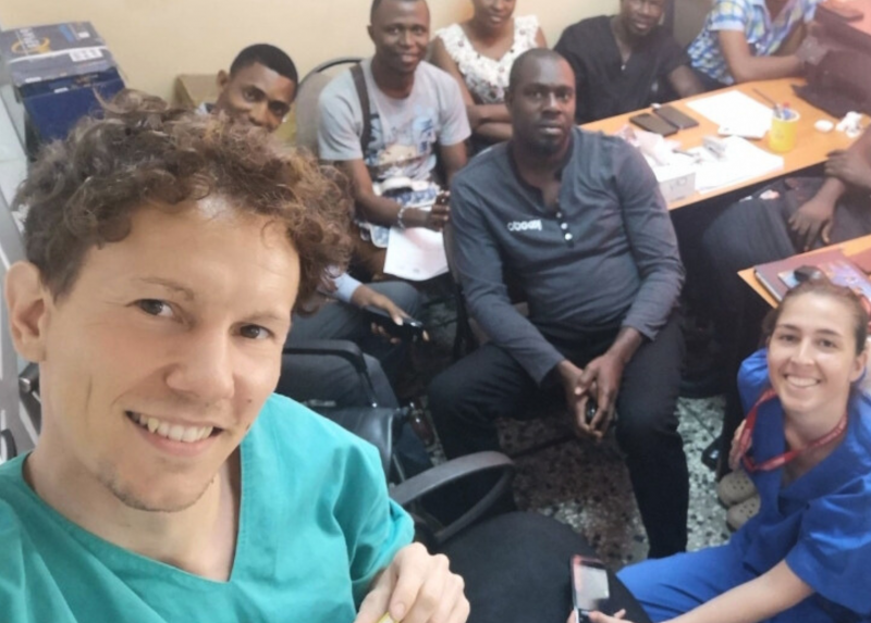 Michele Orsi con i colleghi dell'ospedale di Freetown, Sierra