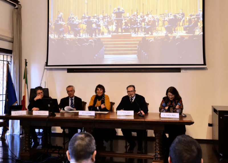 Sebastiano Rolli, direttore musicale dell'Orchestra UNIMI, Claudio Toscani, presidente dell'Orchestra UNIMI, la prorettrice a Terza Missione, Attivita culturali e Impatto sociale, Marina Carini, Luca Solari, presidente Fondazione UNIMI, Luisella Molina, direttore generale Orchestra UNIMI