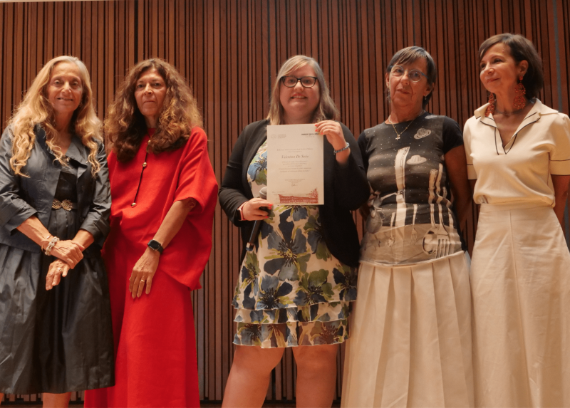 La consegna del premio a Valentina De Socio con le prorettrici Maria Pia Abbrachio e Marilisa D'Amico e la giornalista Barbara Stefanelli