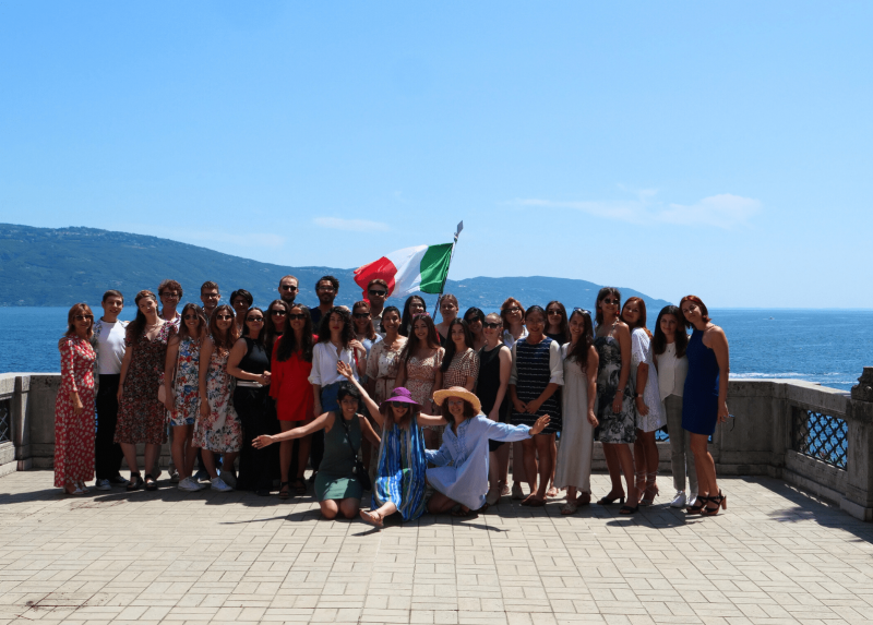 Il gruppo di studentesse e studenti internazionali sulla terrazza di Palazzo Feltrinelli, a Gargnano, per l'edizione 2023 dei corsi