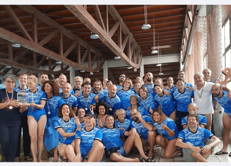 La squadra di nuoto Arcus, formata dai dipendenti dell'Università Statale di Milano