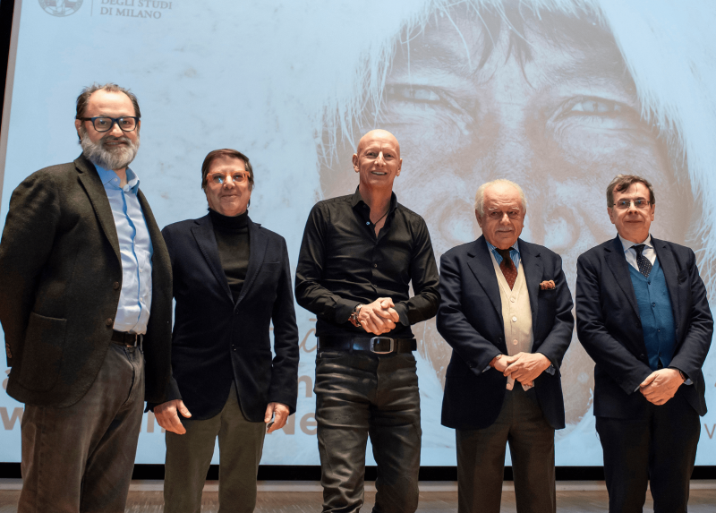 I docenti Giorgio Zanchetti, Paolo Inghilleri, il fotografo Jimmy Nelson, il presidente di Skira, Massimo Vitta Zelman, il rettore Elio Franzini - Foto di Paolo Poce