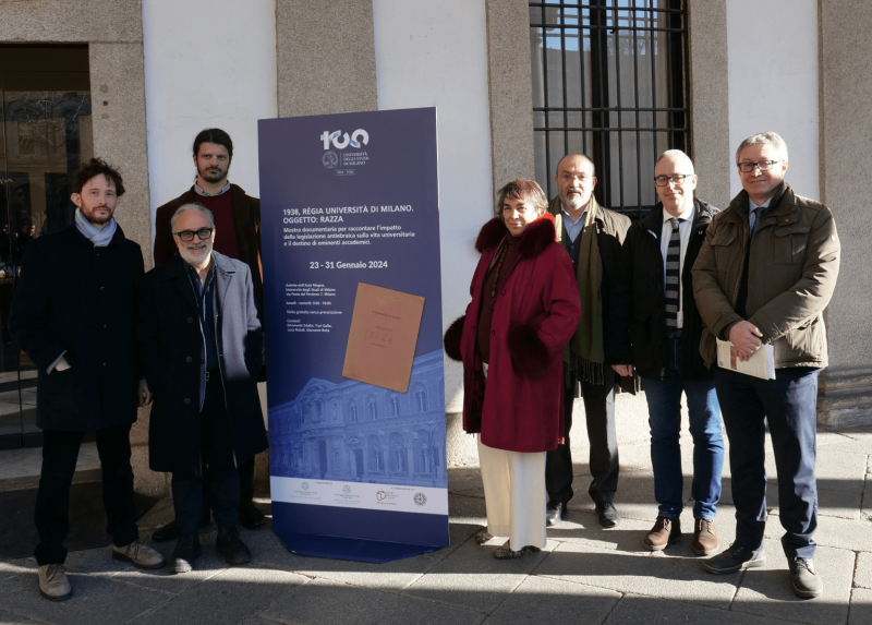 L'inaugurazione della mostra con i curatori, la prorettrice Marina Carini, i direttori dei dipartimenti di Filosofia e Studi storici, Marcello D'Agostino e Andrea Gamberini