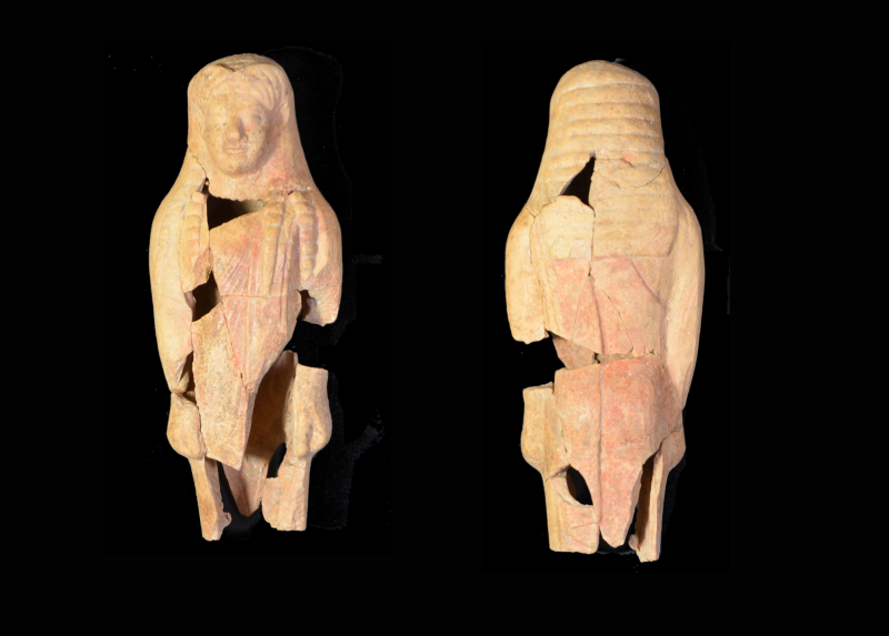 Statuetta fittile di kouros vestito rinvenuta durante la campagna di scavo 2023. Credit: Carlotta Borella