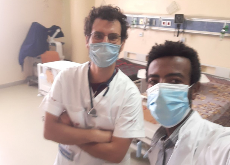 Adriano La Vecchia con un collega nell'ospedale di Jinka, Etiopia - Credit foto CUAMM