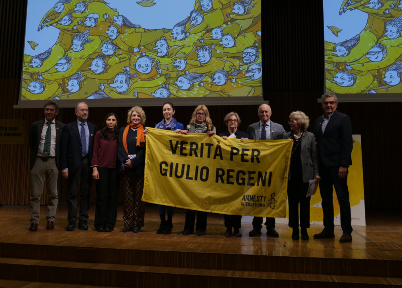 I genitori di Giulio Regeni sul palco dell'Aula Magna con, tra gli altri, la rettrice Marina Brambilla e la senatrice a vita e docente in Statale, Elena Cattaneo