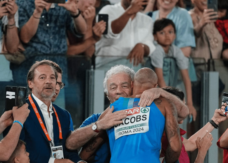 L'abbraccio tra Antonio La Torre e Marcel Jacobs - Credit Foto Grana-Fama/FIDAL