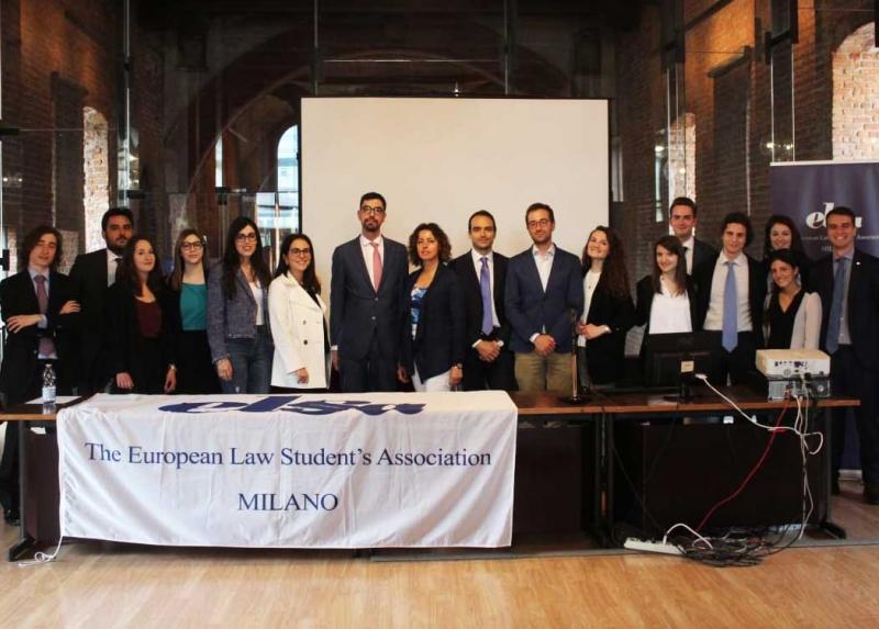 Gli studenti dell'Università Statale e della Bocconi insieme al collegio giudicante al termine della competizione