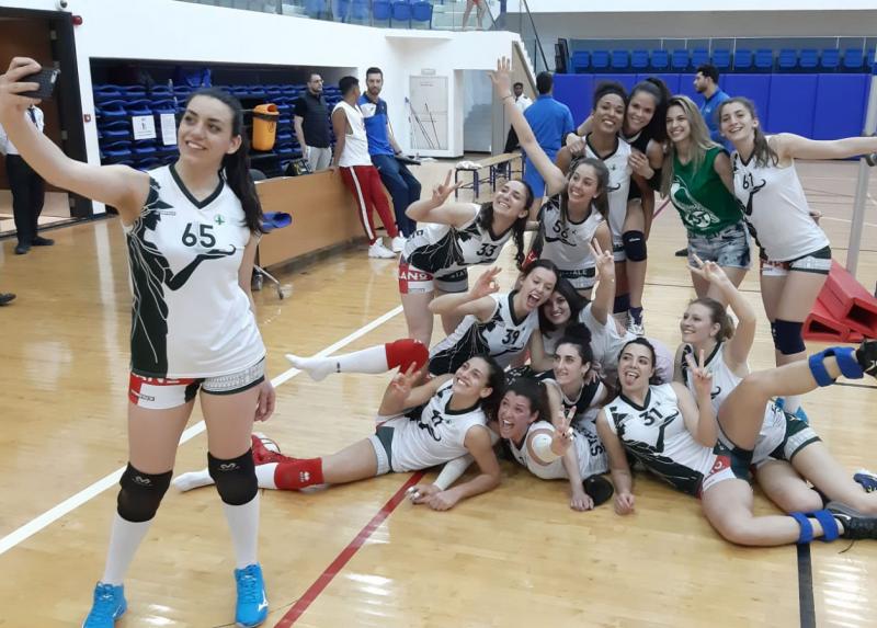 La squadra di pallavolo femminile della Statale festeggia la vittoria al torneo di Dubai