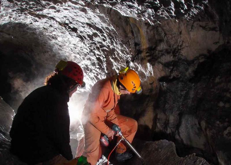 I ricercatori al lavoro nella Grotta di Rio Martino nelle Alpi occidentali piemontesi