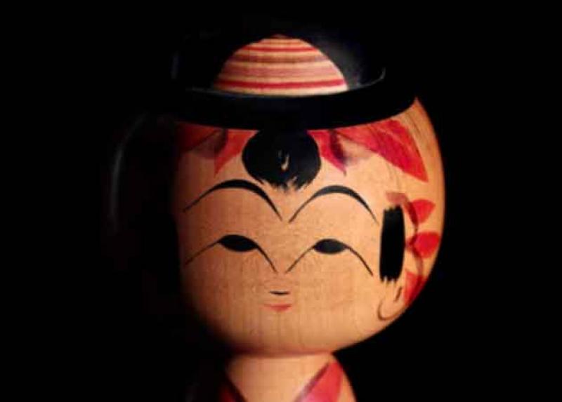 Un dettaglio di una scultura kokeshi tratta dalla locandina della mostra