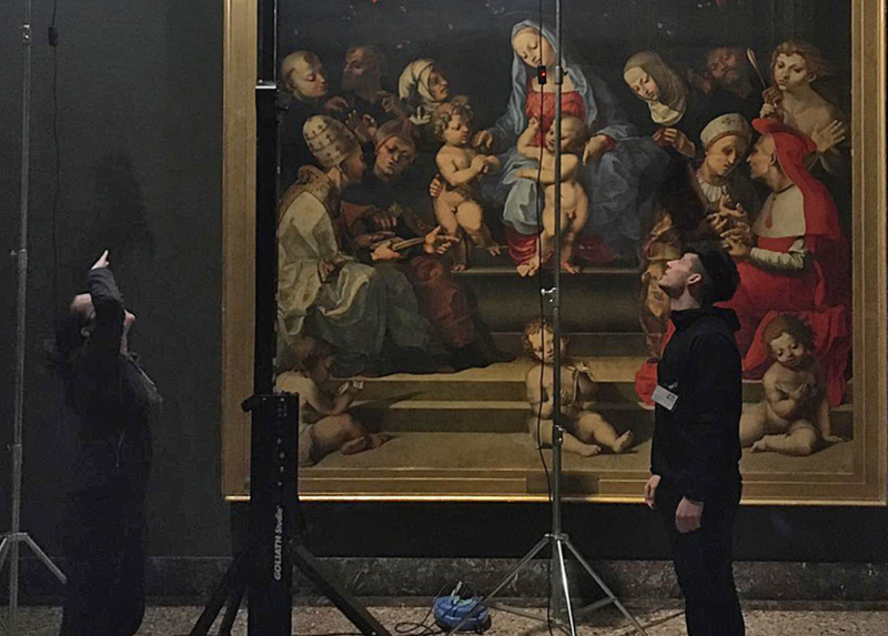 I ricercatori della Statale al lavoro con il visualizzatore interattivo per il restauro della pala Genga custodita presso la Pinacoteca di Brera - Credit foto Marco Gargano, Emanuela Grifoni, Stefano Caronni