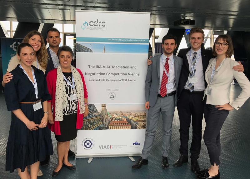 Janene Tuniz (seconda da sinistra nella foto) e il team della Statale che ha partecipato alla competizione di Vienna