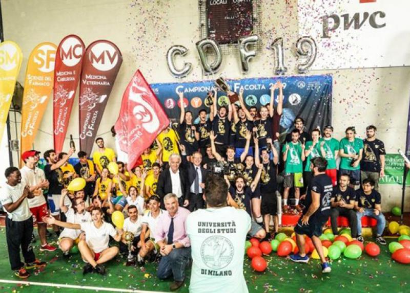 Gli studenti di Medicina e Chirurgia alzano la coppa dopo la vittoria - Foto di Federico Azzali