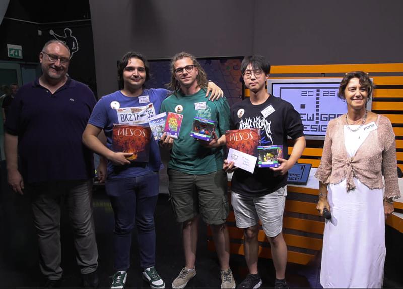 Il team di “Crabby Games” (gioco multiplayer) con Dario Maggiorini e Laura Ripamonti, docenti di Informatica della Statale