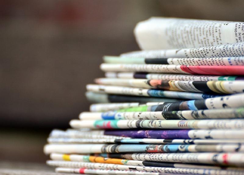 Mazzetta di giornali quotidiani