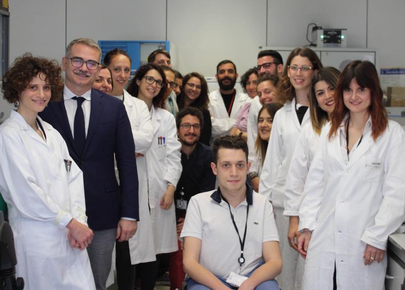Il team di ricercatori del Centro sulla Biologia degli Organoidi con il professor Pagani