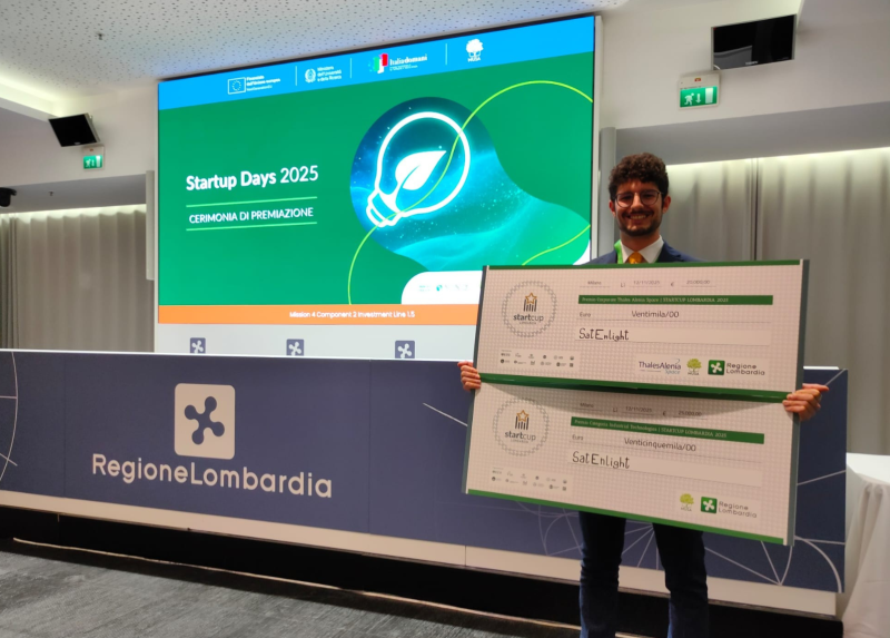 Premiazione di SatEnlight alla StartCup Lombardia.