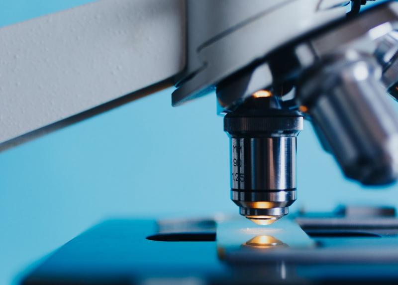 Microscopio per analisi, foto di Konstantin Kolosov da Pixabay.
