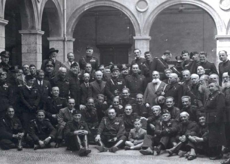 Una delle immagini della mostra: un raduno di reduci "sansepolcristi" nel 1936