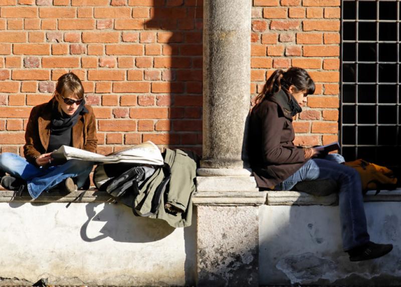 Studentesse nei cortili dell'Università Statale