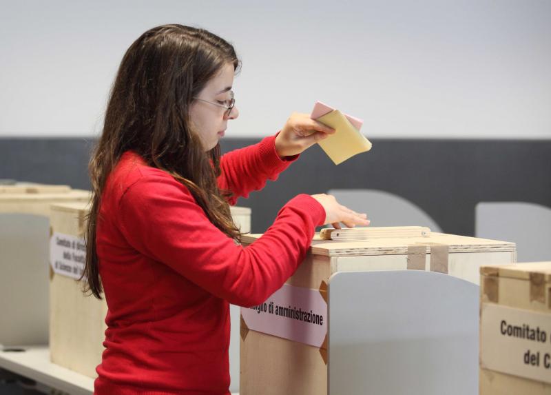 Una studentessa al voto - Foto di Claudio Muci