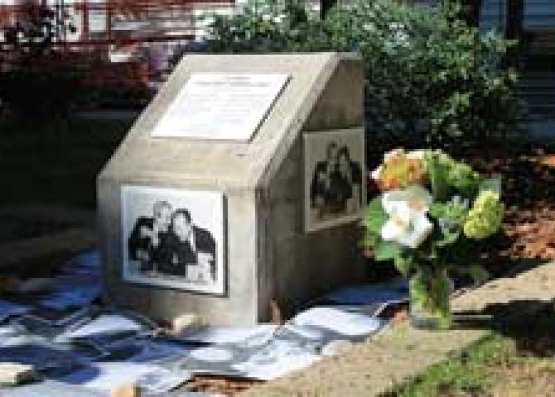 Il cippo Falcone Borsellino nei Giardini di via Benedetto Marcello a Milano