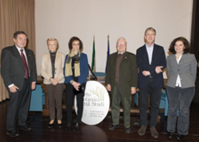 Un momento della firma dell'accordo tra Università Statale e Touring Club