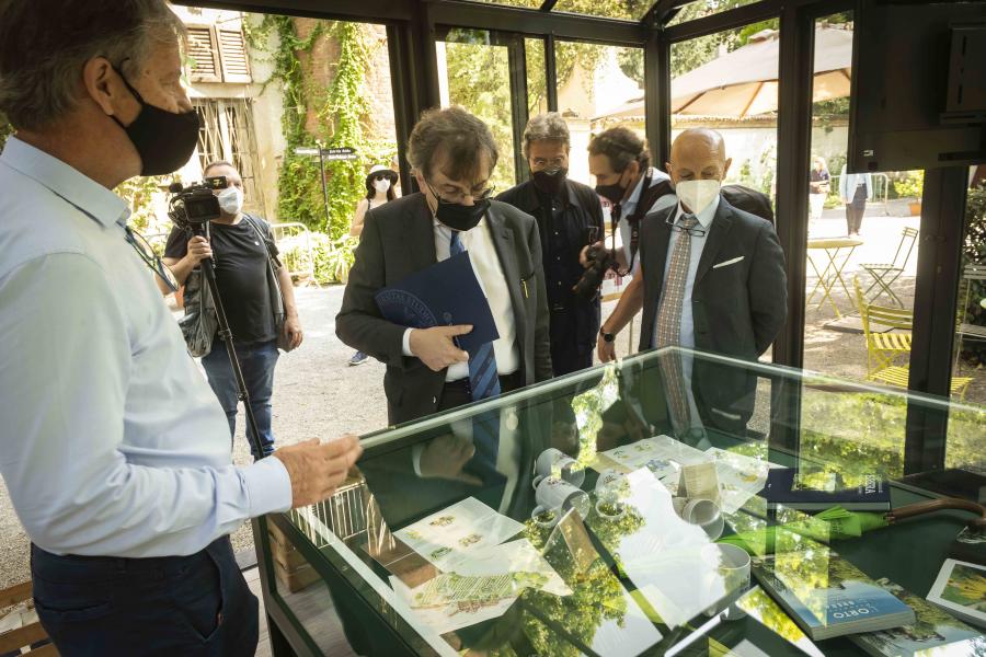 Il rettore Elio Franzini visita il nuovo InfoPoint dell'Orto Botanico di Brera - Foto Marco Riva